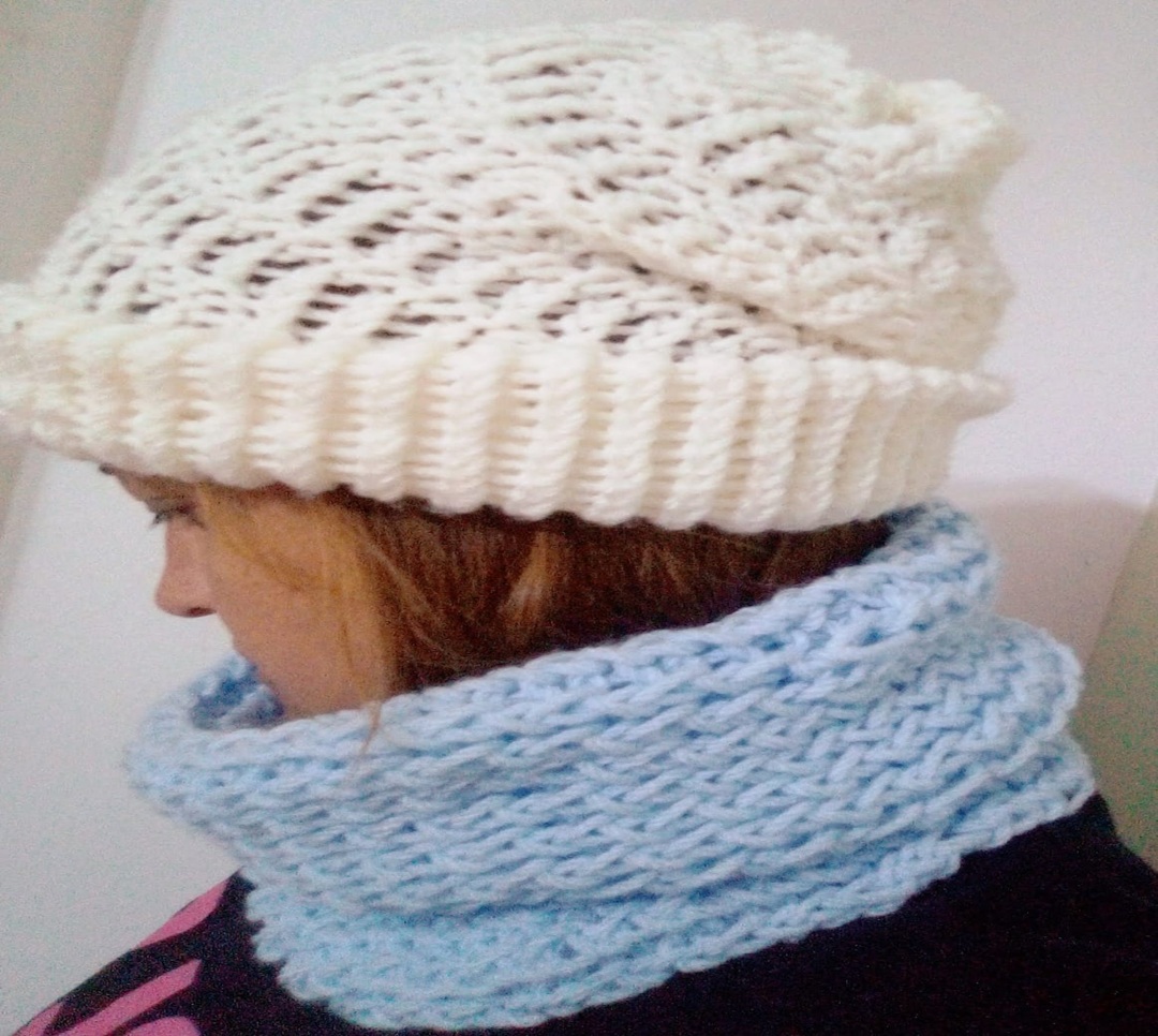 gorrito calado y cuello trenza