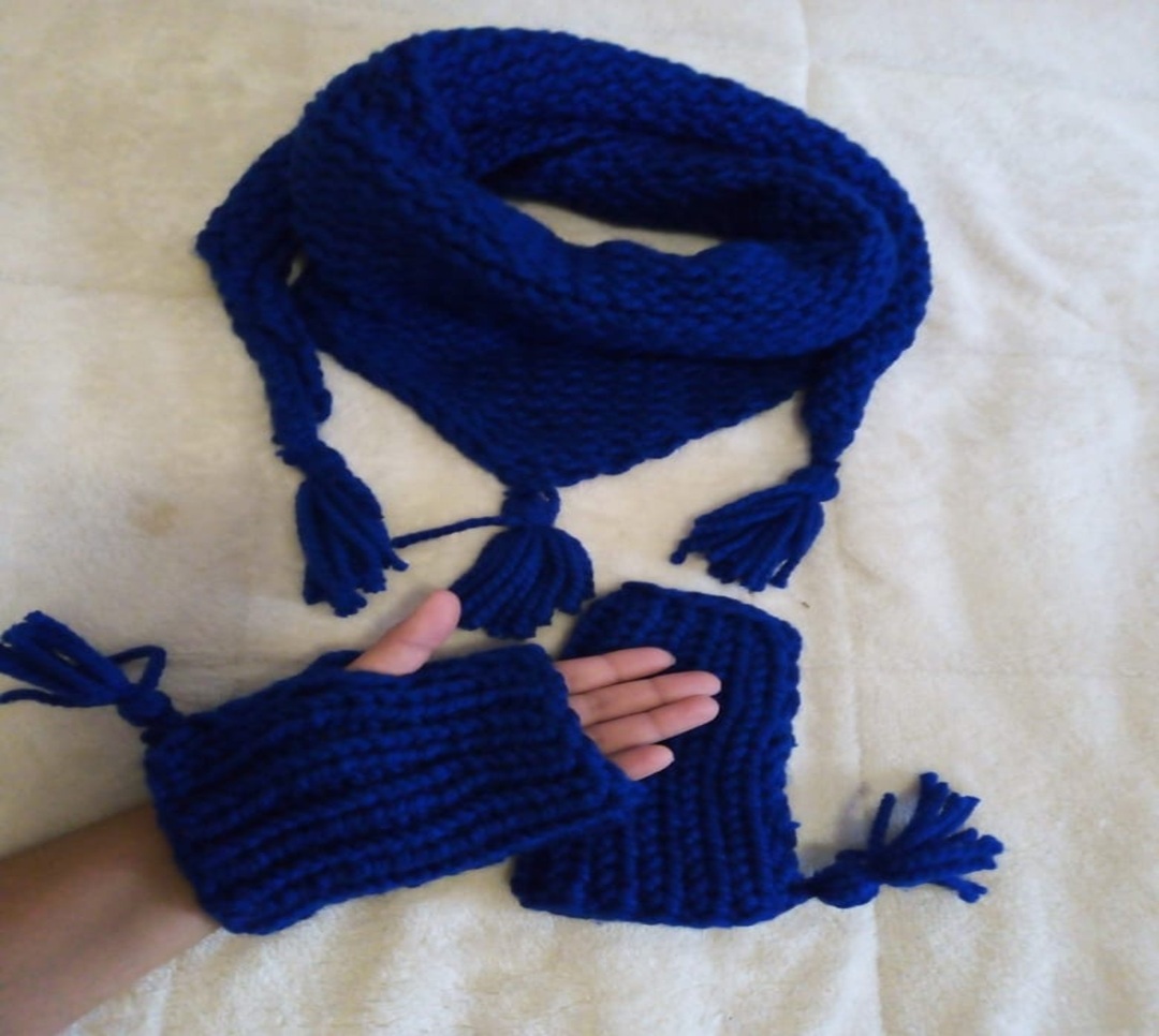 chal y mitones con borlas
