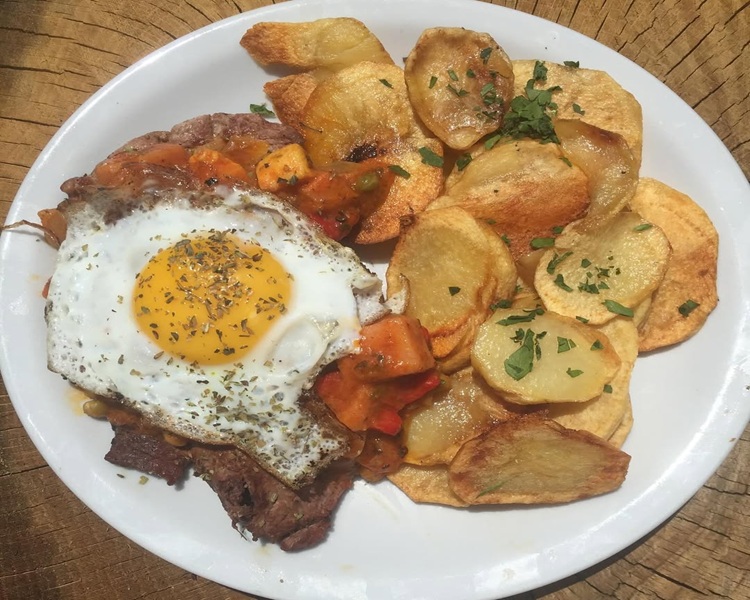 carne, huevo y papas
