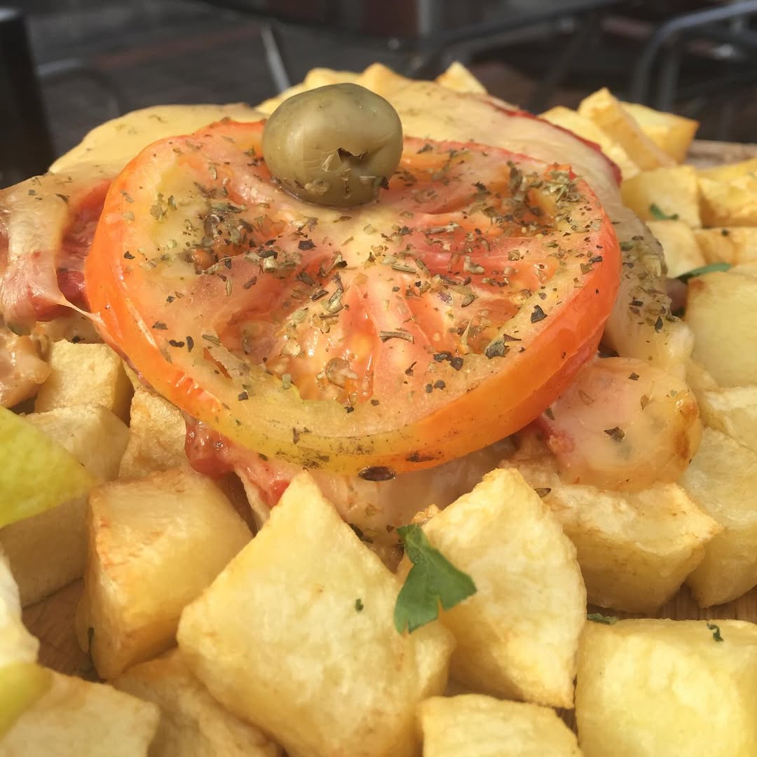 tomate, papas y aceituna
